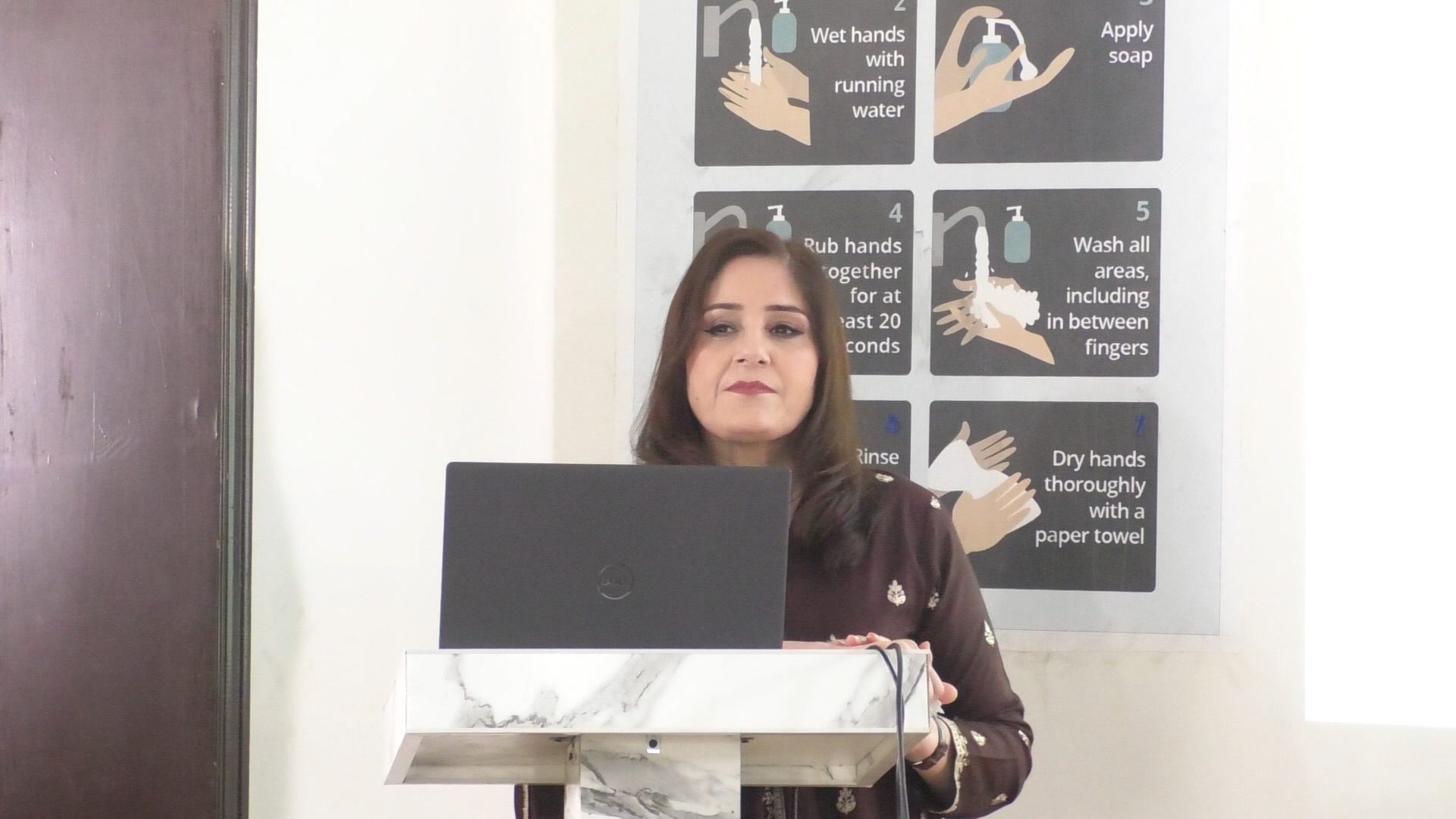 STREAM.00_25_08_18.Still010